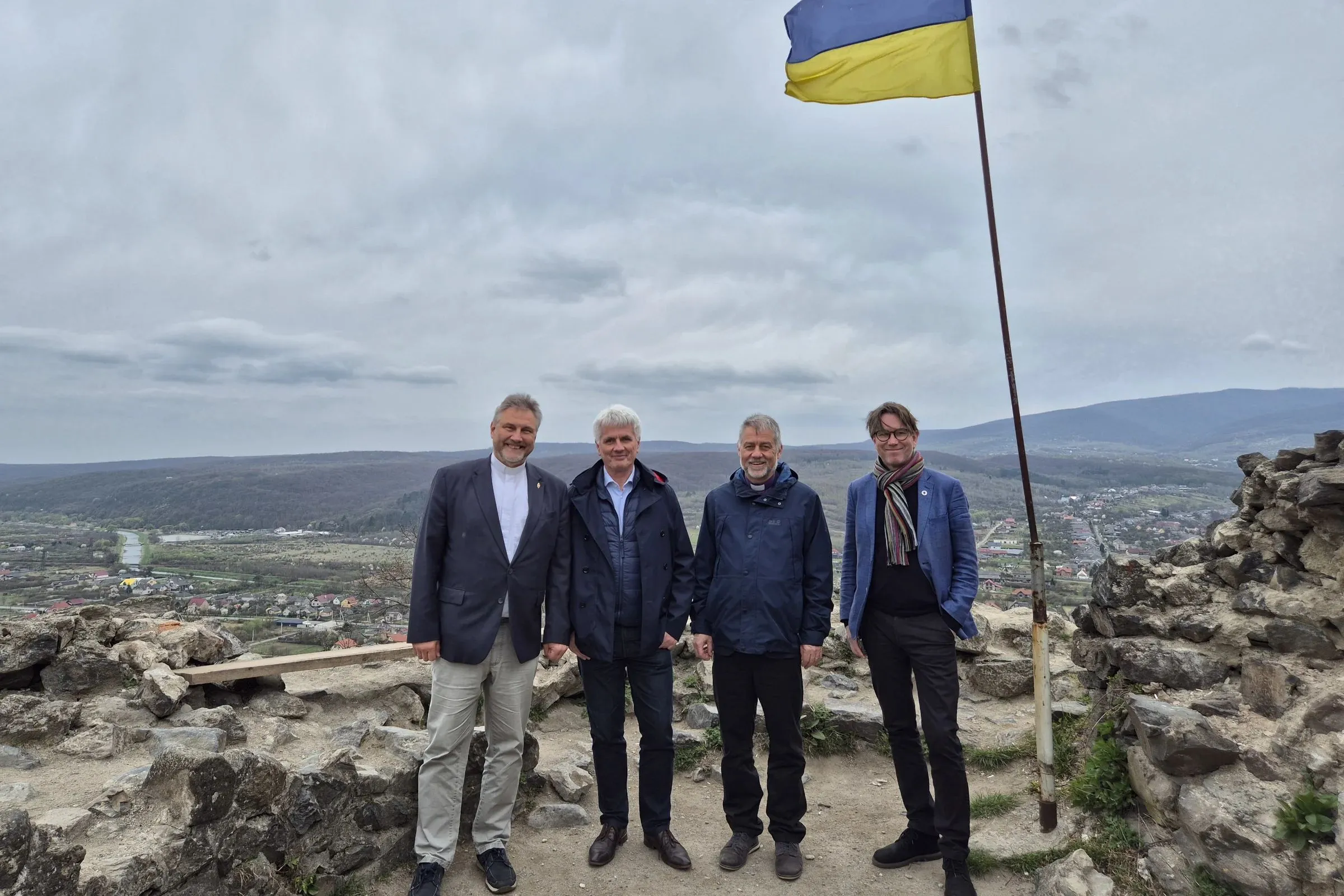 Drei methodistische Bischöfe und ein Laienprediger bei ihrem Besuch in der Ukraine (v. l.: Bischof Werner Philipp, István Pásztor [Ungarn], Bischof Stefan Zürcher, Bischof Knut Refsdal).