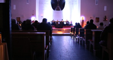 Beginn in der dunklen Kirche