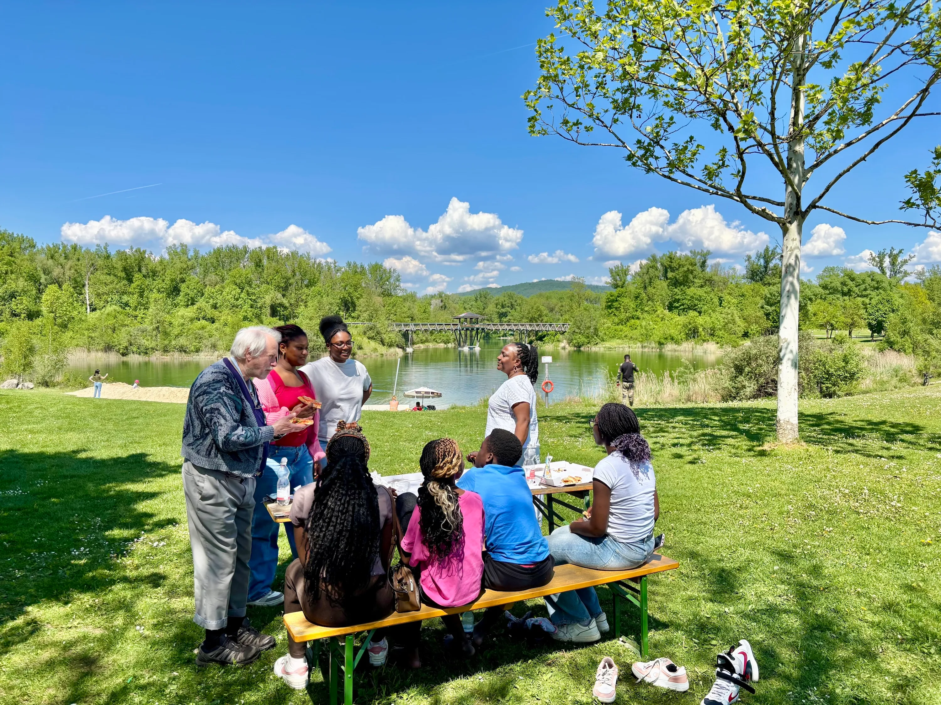 Gemeindeausflug am 1. Mai Mitglieder der EmK Linz am Kleinen Weikerlsee