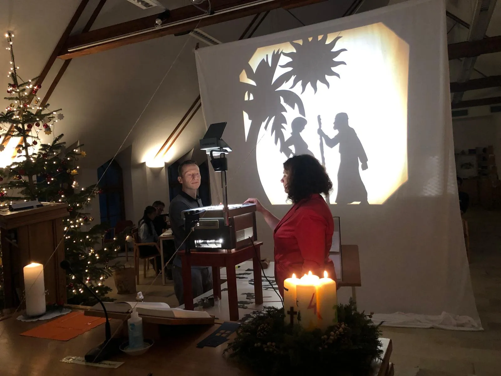 Maria ruht sich aus unter dem Schatten einer Palme