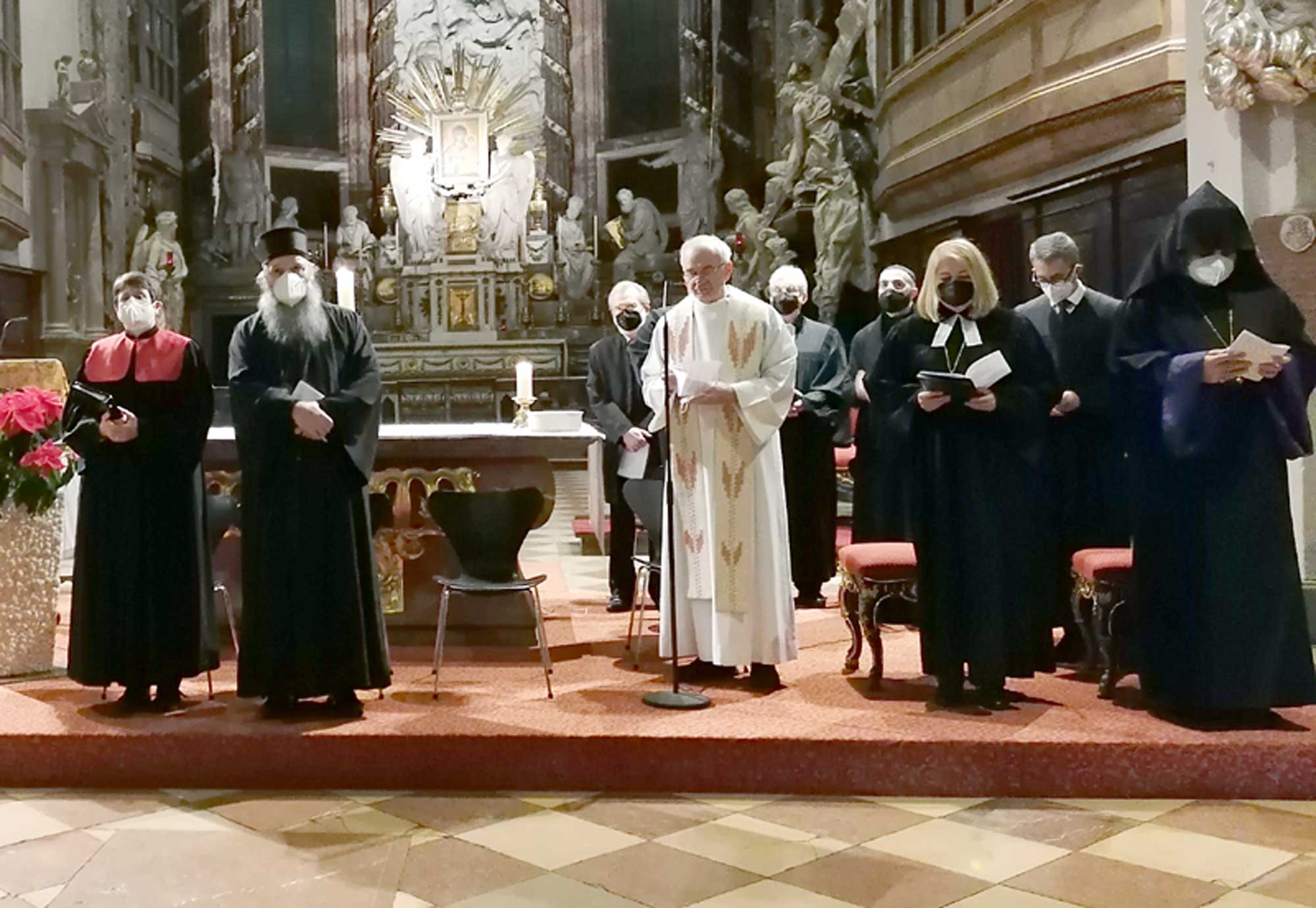 Kirchen in Österreich: Plädoyer für gemeinsamen Einsatz für Menschen in Not Es sei beschämend, "dass die von den Politikern versprochene humanitäre Hilfe für die Flüchtlingslager in den Ländern des Nahen Ostens eine Worthülse bleibt", kritisierte die methodistische Pastorin Esther Handschin (l.) in ihrer Predigt. Foto: Manu Nitsch