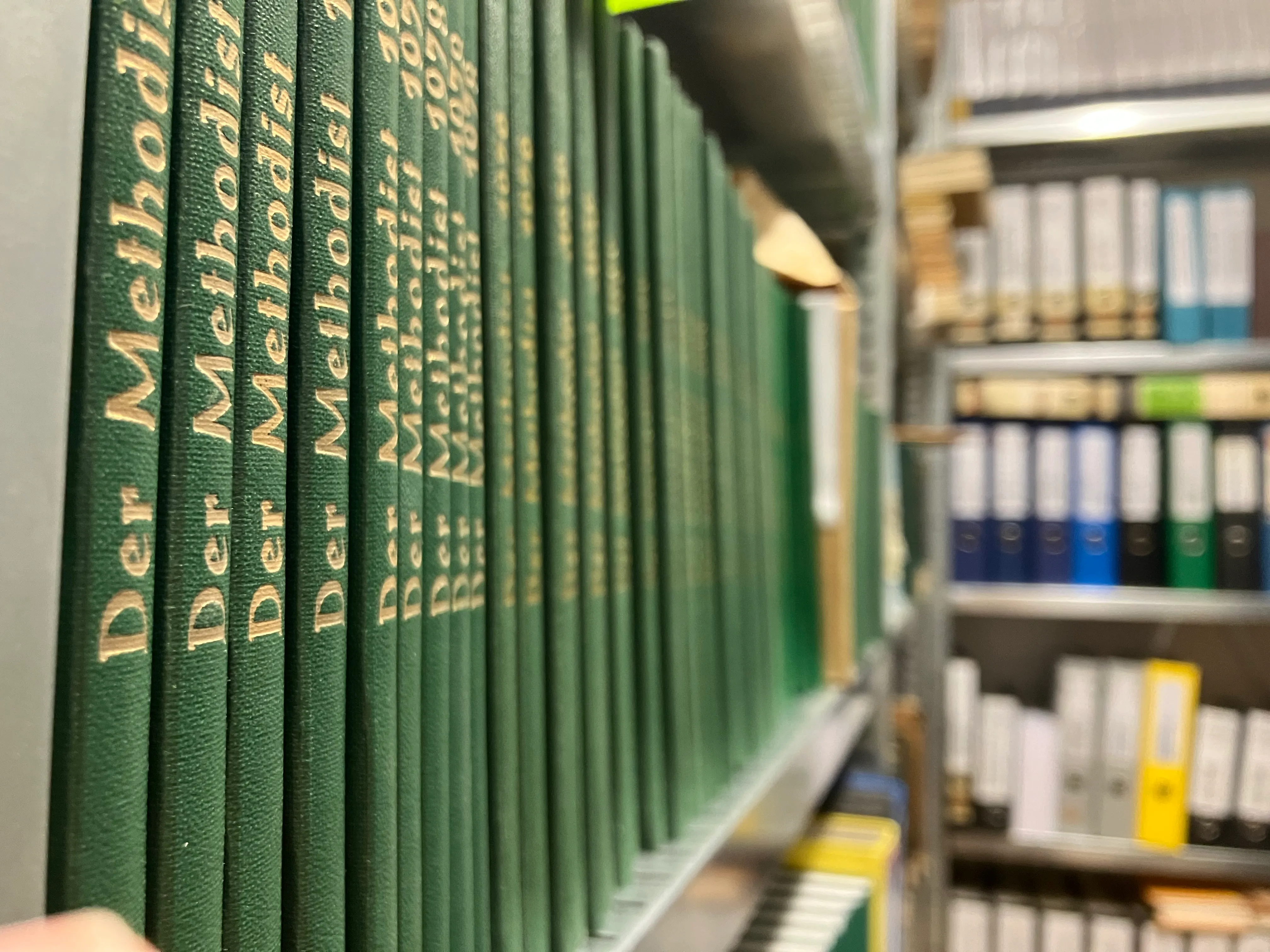 Bild aus dem Archiv der EmK mit Bücherreiche "Der Methodist"
