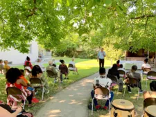 Die Gemeinde feiert im Garten Gottesdienst