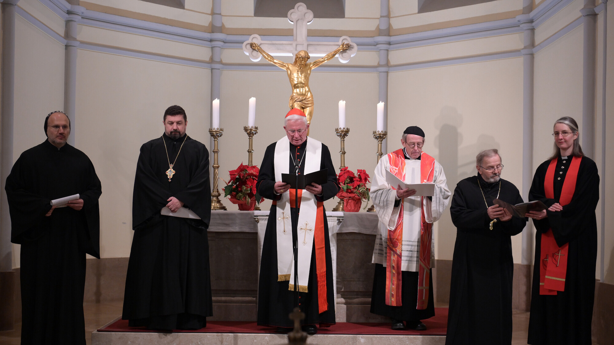 "Tut Gutes! Sucht das Recht!" Segen:
(vlnr.) Pater Saliba Er (syrisch-orthodox), Erzpriester Dragan Eric (serbisch-orthodox), Erzbischof Franz Lackner (römisch-katholisch), Generalvikar Pfr. Martin Eisenbraun (altkatholisch), Erzpriester Dumitru Viezuianu (rumänisch-orthodox), Pastorin Dorothee Büürma (evangelisch-methodistisch)