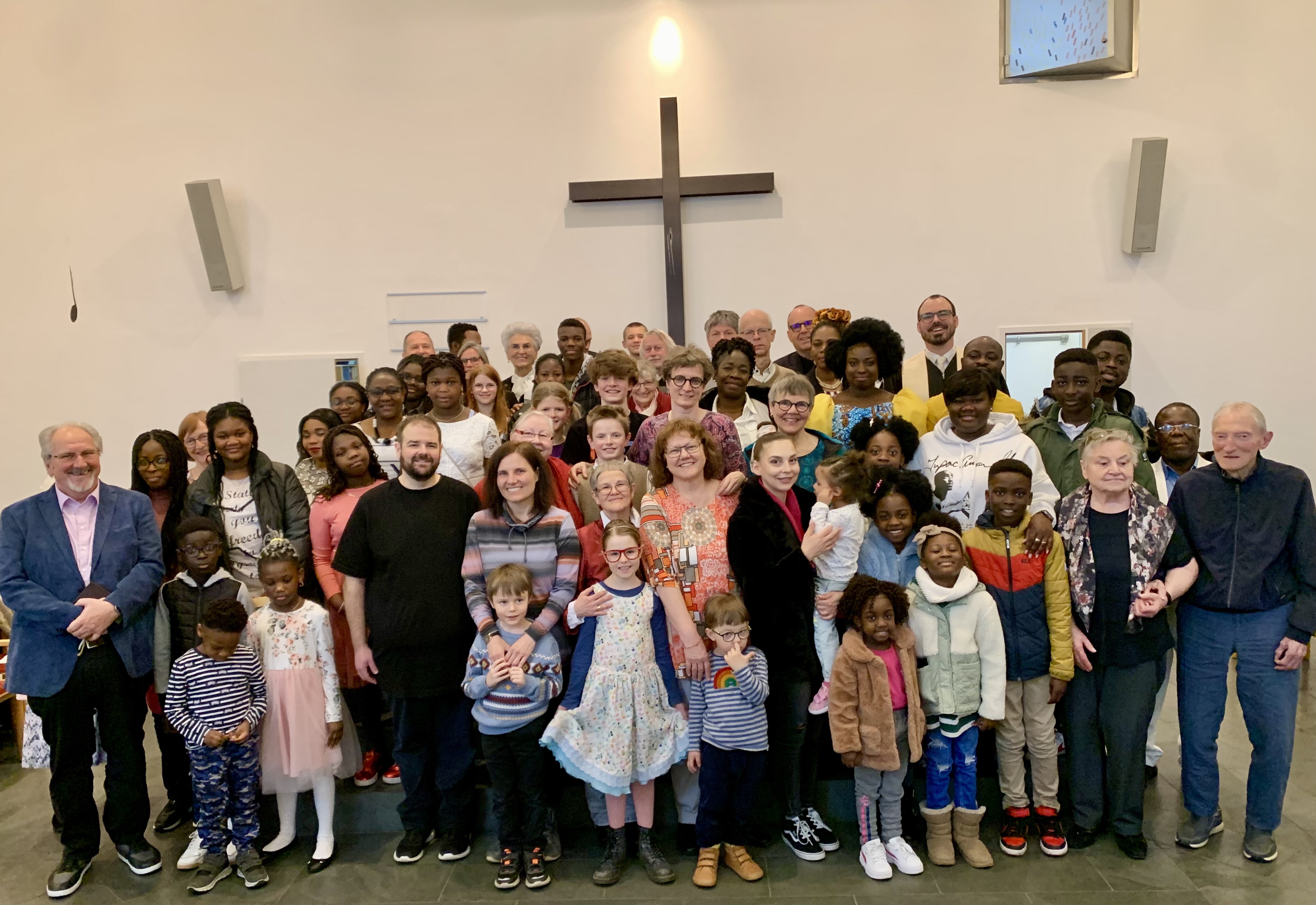Gemeindefoto nach dem "Kinder in die Mitte" Ostergottesdienst am Ostersonntag, 09.04.2023