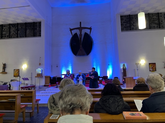 Glaube bewegt – Weltgebetstag aus Taiwan Eindruck aus dem Gottesdienst
v.l.n.r.: Irene Fiala (EmK Wien-Floridsdorf), Roswitha Falkenberg (Heilsarmee), Pastorin Esther Handschin (EmK Wien-Floridsdorf)