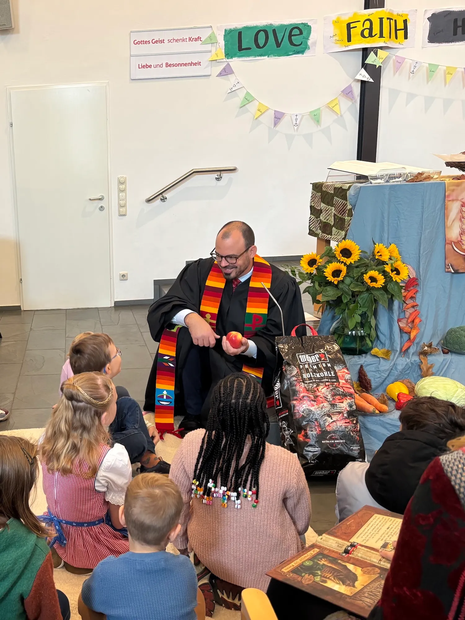 Pastor Martin Obermeir-Siegrist beim Wort an die Kinder während des Erntedank-Gottesdienstes 2025