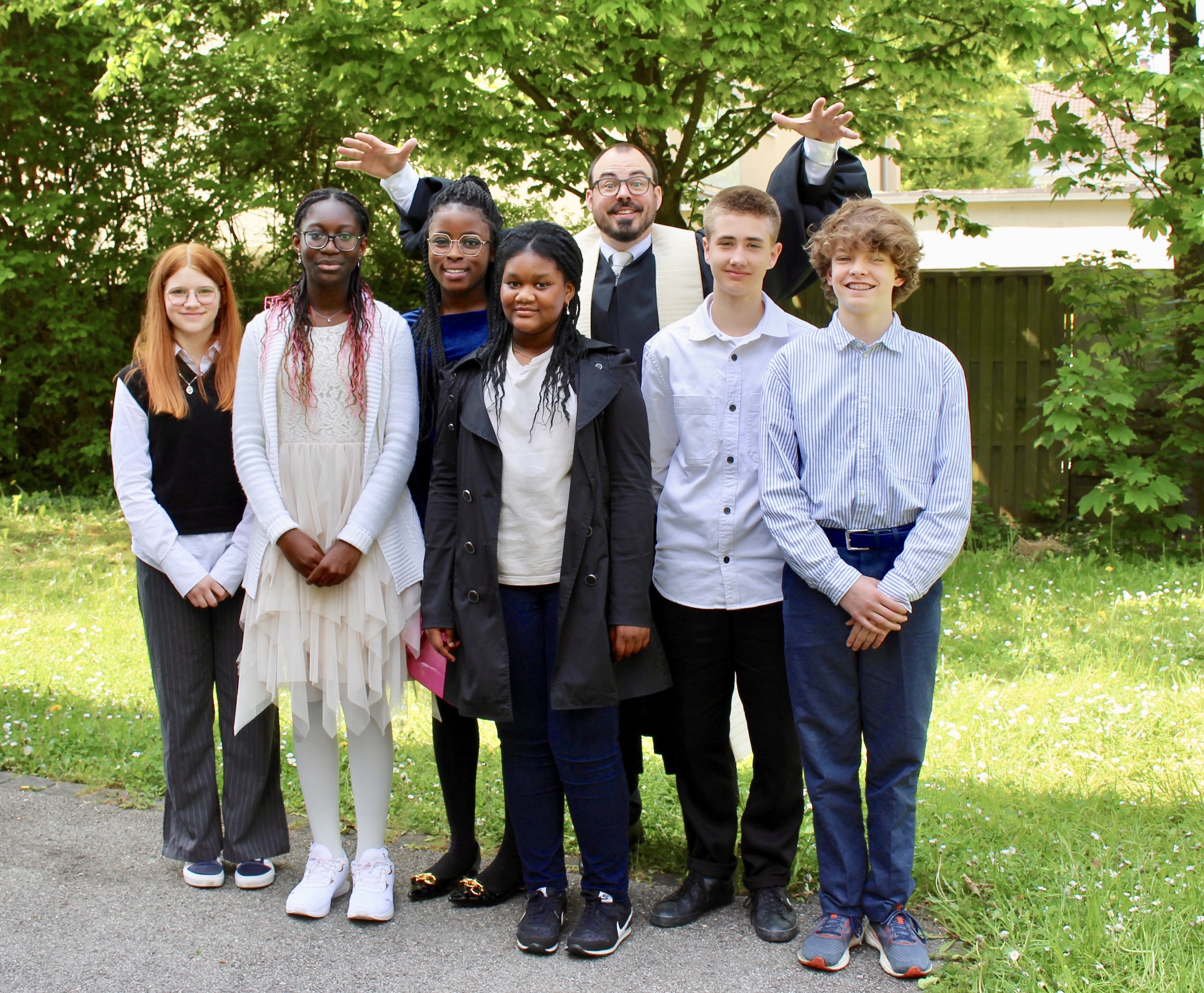 Mira F., Anita N., Tracy A., Miriam A., Pastor Martin Obermeir-Siegrist, Moritz M., Mattis M. nach der Teenagersegnung am 7. Mai 2023