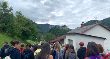 Jugendwoche 2021 Gruppe wandert Richtung Burgruine