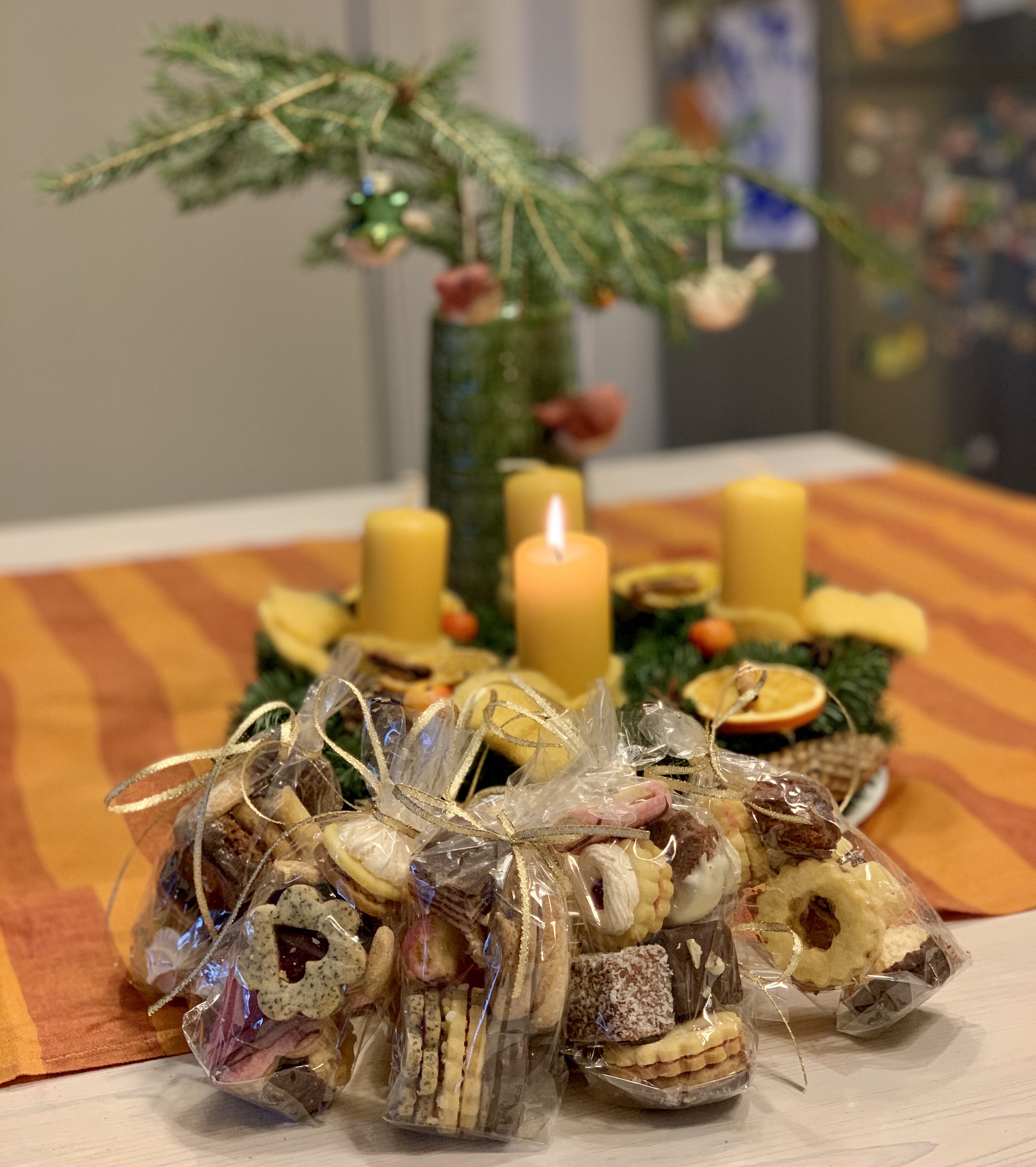 Keks-Sackerl vor Adventkranz