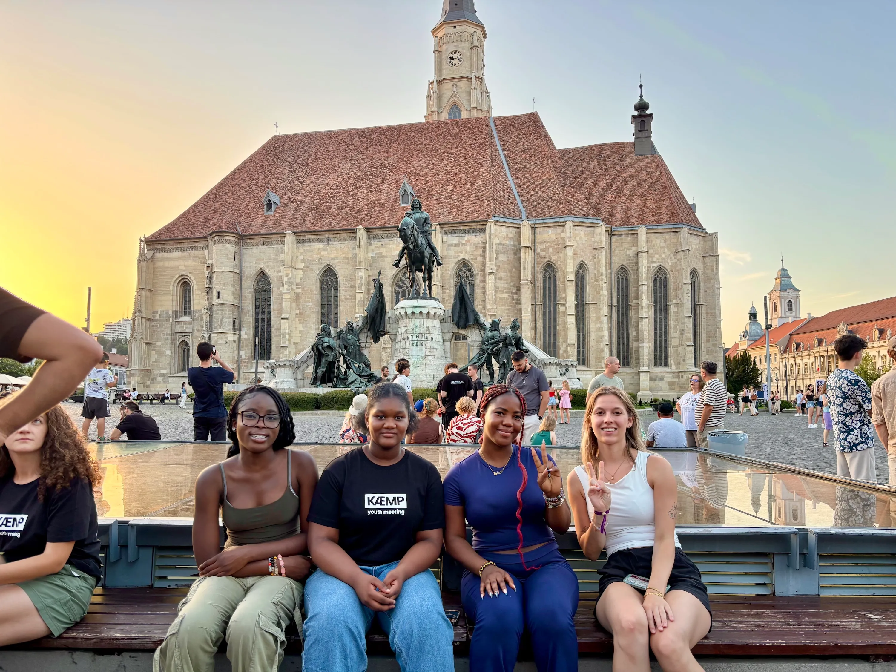 vlnr: Tracy Annin, Miriam Asante, Barbara Schmitt, Kelly Tregonning vor der Sankt Michaelskirche in Cluj