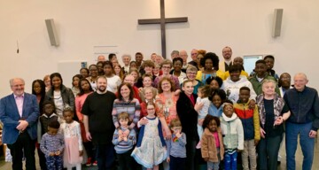 Gemeindefoto nach dem "Kinder in die Mitte" Ostergottesdienst am Ostersonntag, 09.04.2023