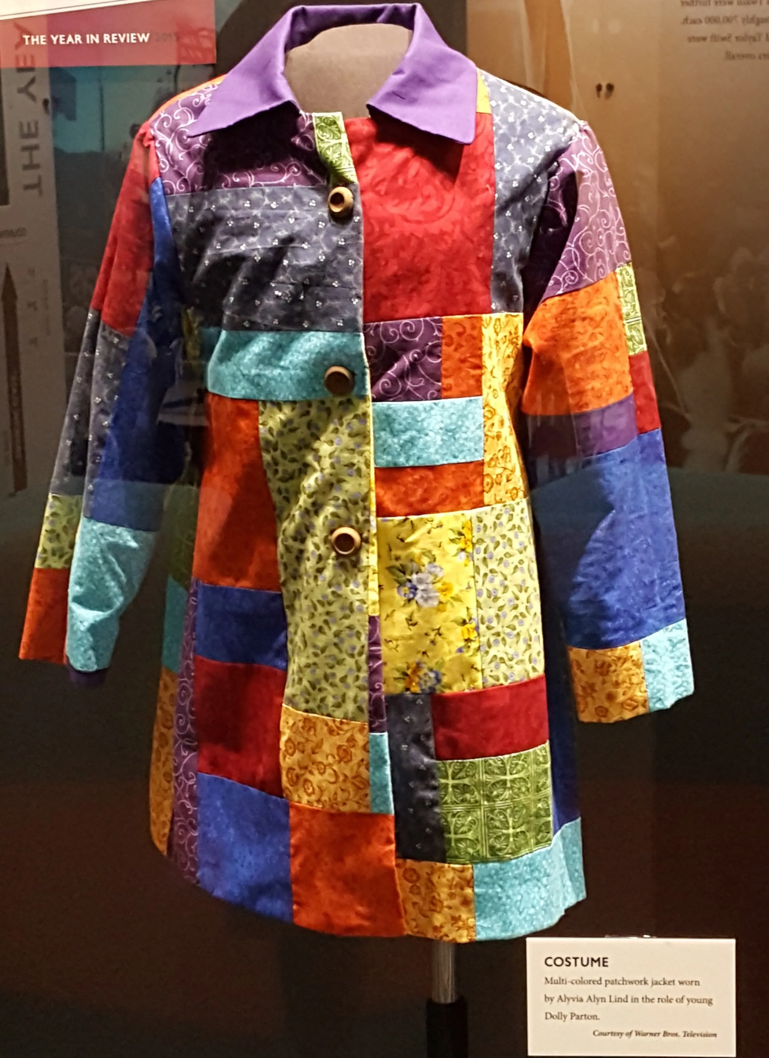 Dolly Parton's Coat of Many Colors coat displayed in the Country Music Hall of Fame and Museum in Nashville, Tennessee. CC BY-SA 4.0