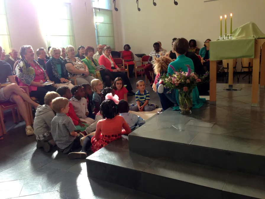 Wort an die Kinder mit Handpuppe Lotte im Gottesdienst