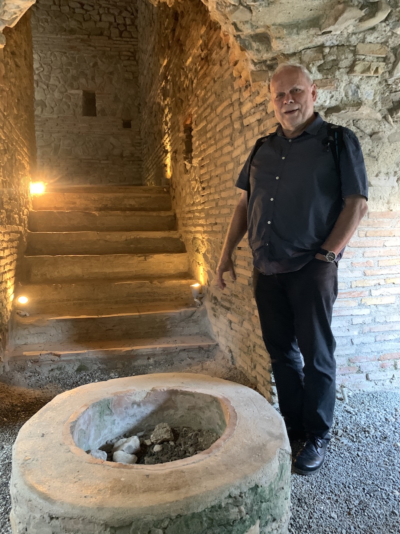 Wilfried Nausner zeigt das Taufbecken in der Kapelle, die im Amphitheater errichtet wurde