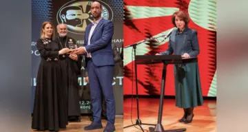 Olivera Trajkovska, die Direktorin der Kommission für Beziehungen der religiösen Gemeinschaften und Religionsgruppen, übergibt Martin Konev, dem Exekutivdirektor der Diakonie Nordmazedonien, den Preis. Rechts die Präsidentin der Republik Nordmazedonien, Prof. Dr. Gordana Siljanovska Davkova, bei ihrer Ansprache.