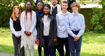 Mira F., Anita N., Tracy A., Miriam A., Pastor Martin Obermeir-Siegrist, Moritz M., Mattis M. nach der Teenagersegnung am 7. Mai 2023