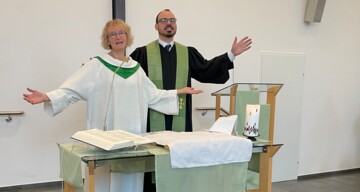 Lucia Zeiner und Martin Obermeir-Siegrist segnen die Gemeinde beim gemeinsamen Gottesdienst mit der "Vöest-Gemeinde" vom Treffpunkt mensch&arbeit, Standort Vöest-Alpine am 29.01.2023