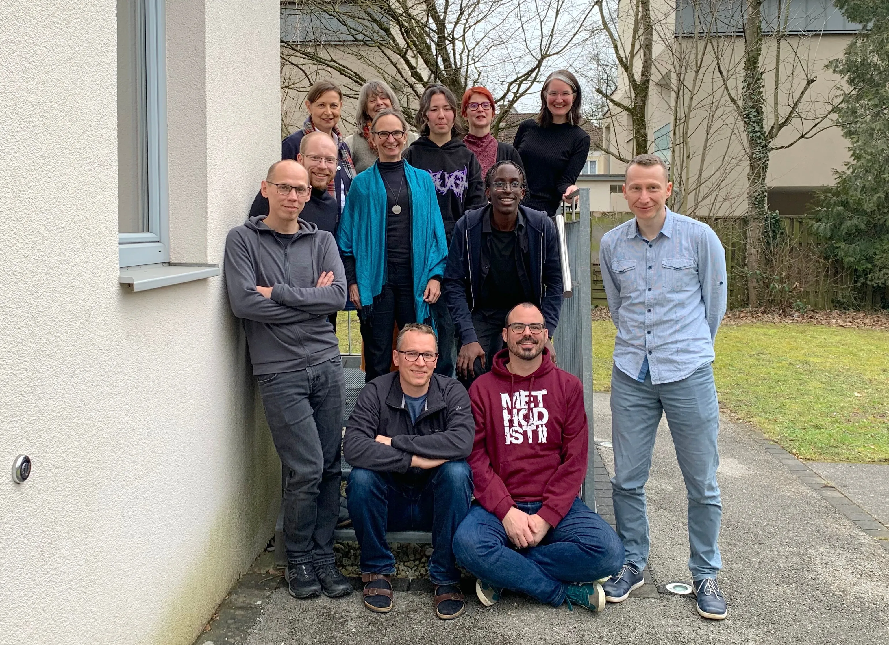 letzte Reihe: Ilse Wieser (Salzburg), Gabi Rehbogen (Salzburg), Karoline Gross (Graz), Pastorin Anke Neuenfeldt (München), Pastorin Dorothee Büürma (Salzburg)
mittlere Reihe: Bernhard Lasser (Wien-Fünfhaus), Martha Zilka (Wien-Fünfhaus), Nimrod Kajenjeri (Wien-Floridsdorf)
vordere Reihe: Ben Nausner (Wien-Fünfhaus), Stephan Nausner (Wien-Fünfhaus), Pastor Martin Obermeir-Siegrist (Linz-Ried), Eike Nungesser (Wien-Fünfhaus)