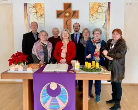 Gottesdienstgemeinde am 10.12.2022 in Ried: Werner R., Katharina und Konrad B. (Linz), Margarete St., Pastor Martin Obermeir-Siegrist, Maria H., Monika G. mit Pflegerin Agnes(?)
