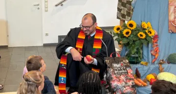 Pastor Martin Obermeir-Siegrist beim Wort an die Kinder während des Erntedank-Gottesdienstes 2025