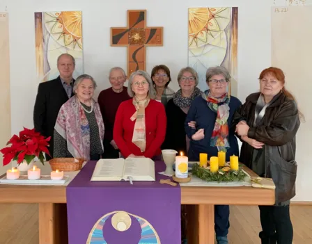 Gottesdienstgemeinde am 10.12.2022 in Ried: Werner R., Katharina und Konrad B. (Linz), Margarete St., Elfi E., Maria H., Monika G. mit Pflegerin Agnes(?)