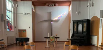 Kirchensaal mit buntem Sonnenlicht