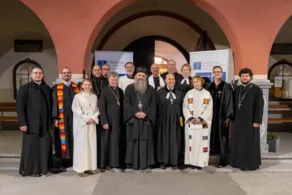 Ökumenischer Gottesdienst in in der Serbisch-orthodoxen Kirche in Linz am 25. Jänner 2023

V. l.: Diakon Nemanja Micic (Serbisch-orthodoxe Kirche), Pastor Martin Obermeir-Siegrist (Evangelisch-methodistische Kirche), Ökumene-Referentin Gudrun Becker (Römisch-katholische Kirche), Pfarrer Sorin Bugner (Rumänisch-orthodoxe Kirche), Kurator Johann Lamb (Evangelische Kirche H. B.), Bischof Manfred Scheuer (Römisch-katholische Kirche), Dompfarrer Maximilian Strasser (Römisch-katholische Kirche), Bischof Andrej Ćilerdžić (Serbisch-orthodoxe Kirche), Pfarrer Samuel Ebner (Altkatholische Kirche), Superintendent Gerold Lehner (Evangelische Kirche A. B.), Pfarramtskandidatin Imke Marie Friedrichsdorf (Evangelische Pfarrgemeinde A. B. Linz – Innere Stadt), Vikarin Elisabeth Steinegger (Altkatholische Kirche), Pastor Alexander Strecker (Baptistengemeinde), Pfarrer Stefan Lungeanu (Rumänisch-orthodoxe Kirche).