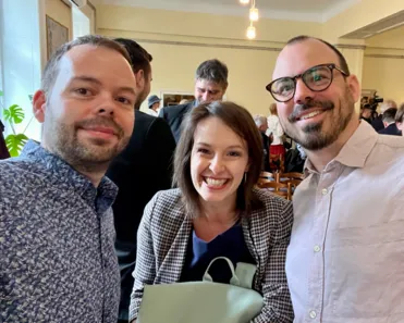 Wiedersehensfreude: Gergő Sztupkai und Judit Sztupkai-Zimányi wohnten einige Jahre in Wien und waren Mitglieder der Gemeinde Floridsdorf, in der Martin Obermeir-Siegrist Pastor war.