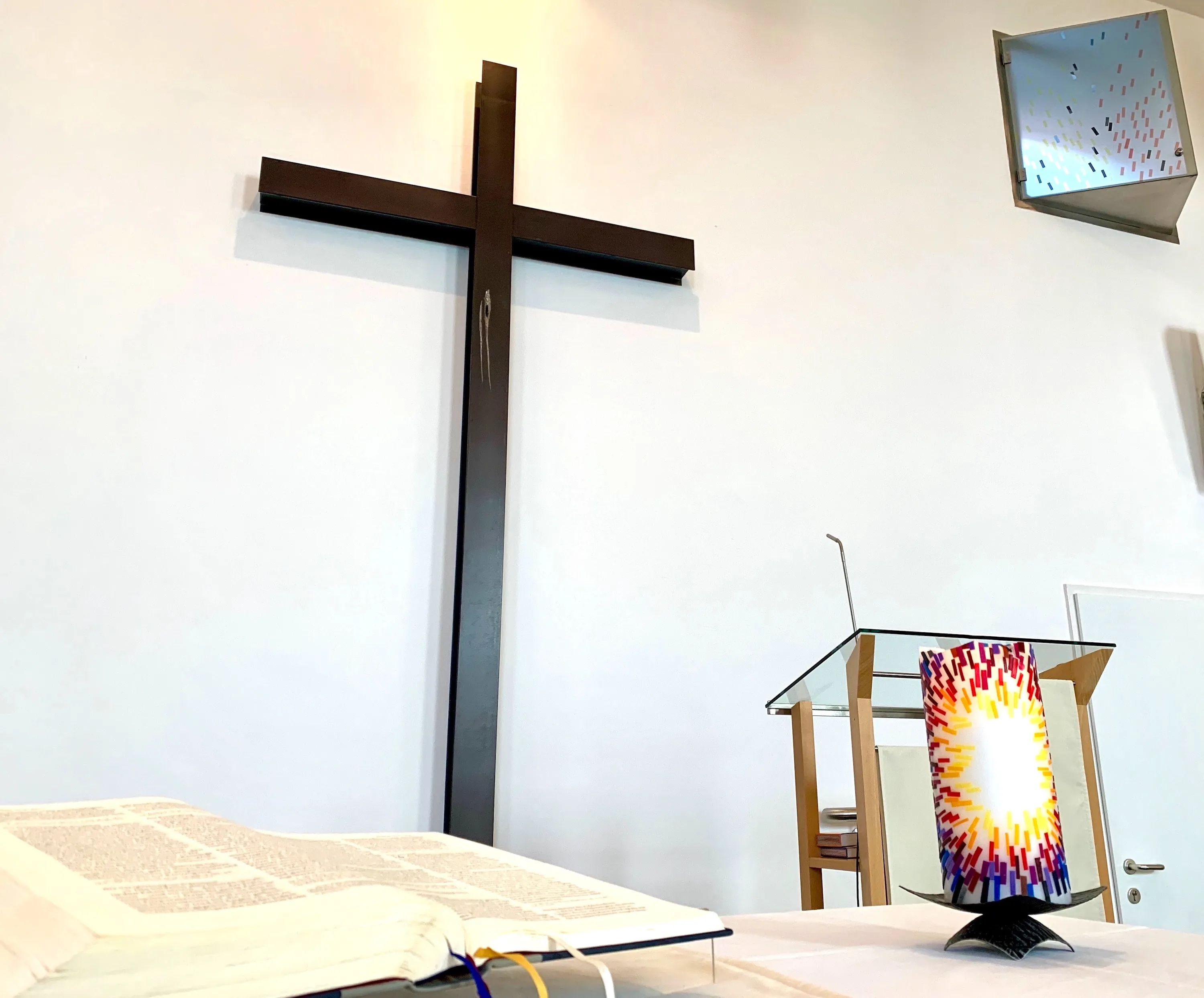 Kreuz, Bibel, Osterkerze, Kanzel und "Himmelsfenster" der EmK Linz