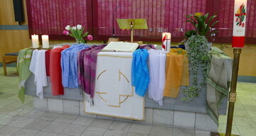 geschmückter Altar, Regenbogen