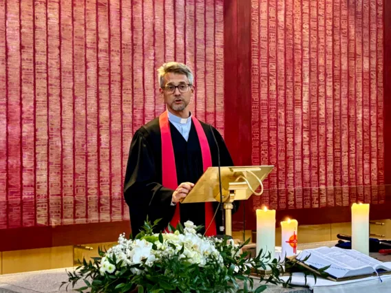 Superintendent Stefan Schröckenfuchs predigt im Eröffnungsgottesdienst der Jährlichen Konferenz 2026