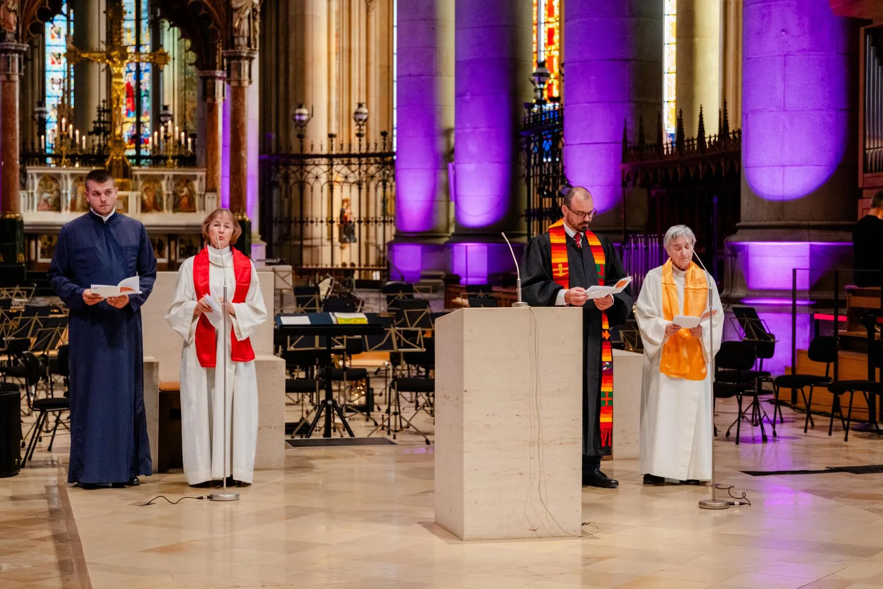 Vertreter*innen der Kirchen beim ökumenischen Friedensgebet zur Eröffnung der Langen Nacht der Kirchen 2026 beim Friedensgebet im Linzer Mariendom. vlnr: Diakon Djordje Micic (Serbisch-orthodoxe Kirche), Vikarin Elisabeth Steinegger (Altkatholische Kirche), Pastor Martin Obermeir-Siegrist (Evangelisch-methodistische Kirche),  Johanna Eisner (Römisch-katholische Kirche)