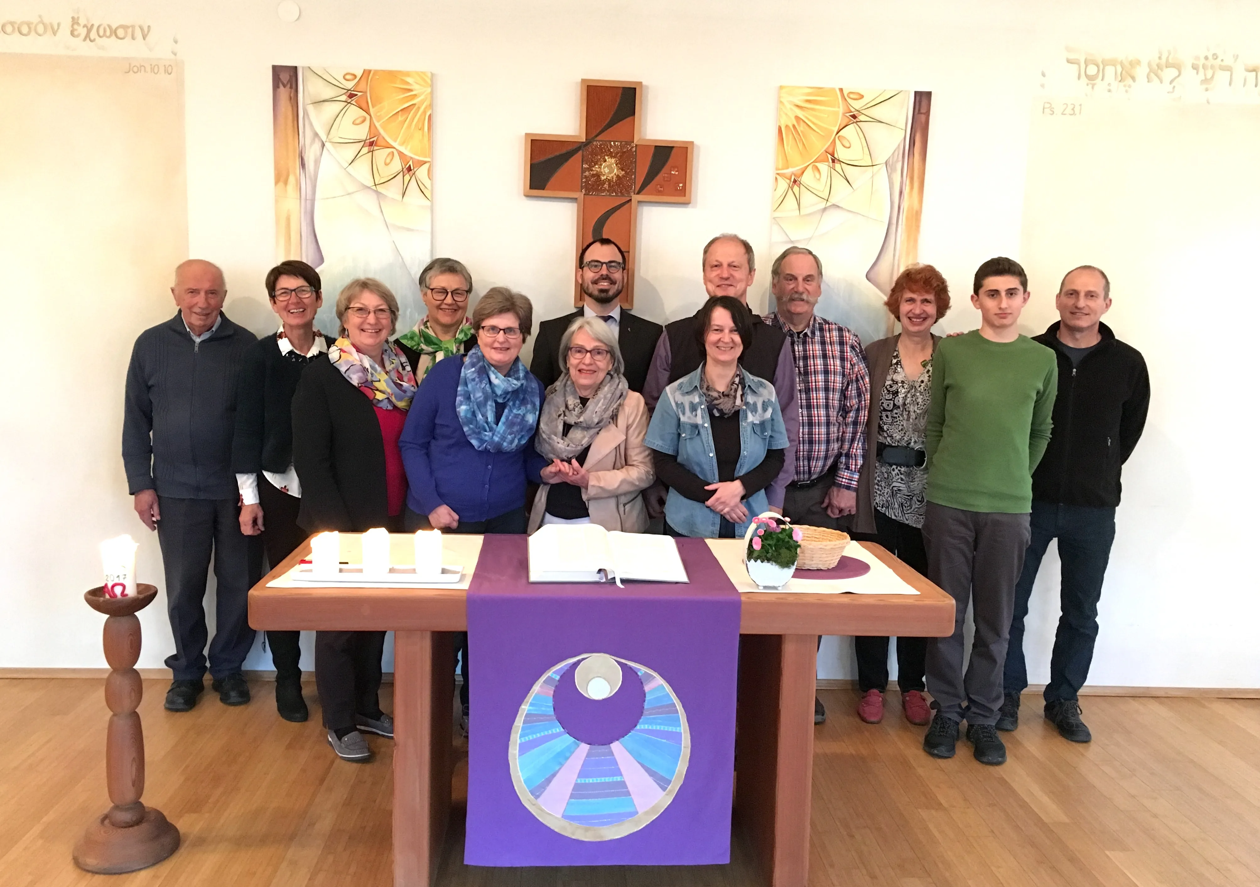 Gruppenfoto der Gemeinde im Kirchenraum